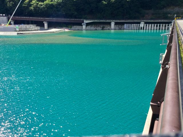 エメラルドグリーンでした!
新しいダム工事中_美和湖