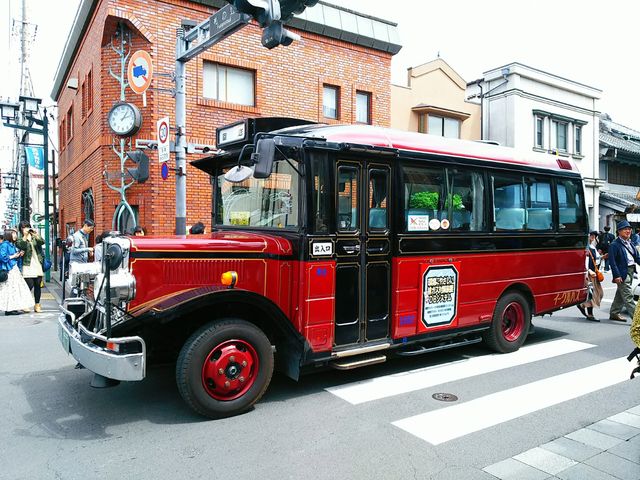 レトロなバスも。_小江戸横丁