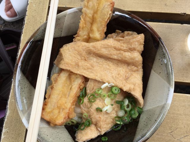 外ベンチで暑さの中、食べるのもよろし。_がもううどん