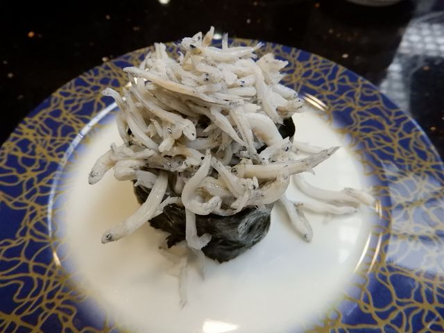 しらすがあふれています_にぎりや松