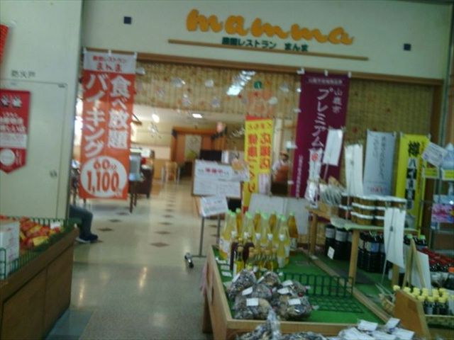 入口、手前は物産コーナーになっています。_mamma
