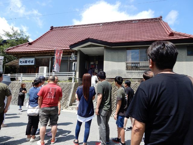 開店直後。みんな日陰から出てきました(笑)_七兵衛そば