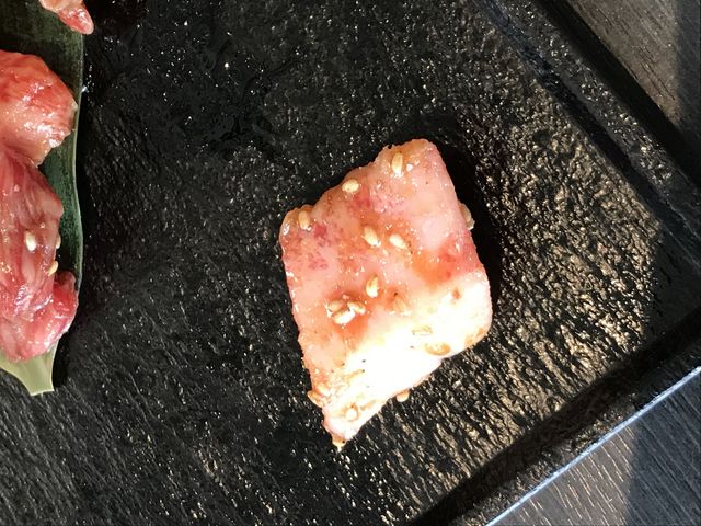 これは牛脂ではありません。
上杉さんのランチのカルビです。_米沢牛 炭火焼肉 上杉 郡山店