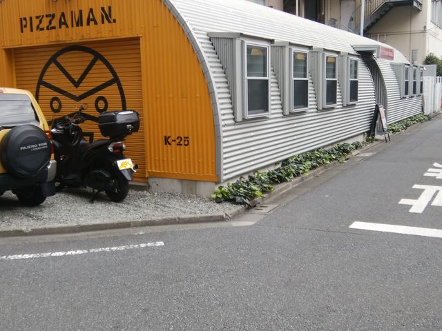 かまぼこ型の建物_PIZZAMAN. OIMACHI (ピッツァマン オオイマチ)