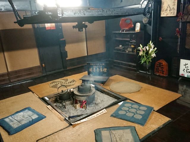 煙が登る 囲炉裏 _明善寺庫裡郷土館