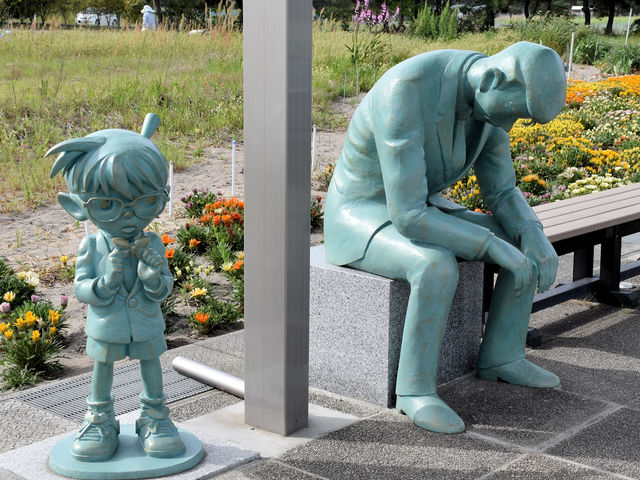 ぽつんと佇む「眠りの小五郎_青山剛昌ふるさと館