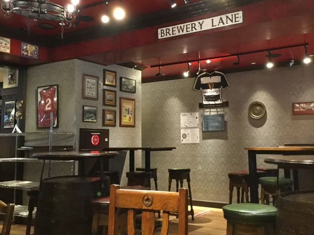 店内。スツール席も椅子席もあり。_変なホテル東京 赤坂