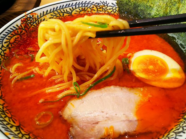 真っ赤なスープの赤豚骨ラーメンの麺リフト_丸源ラーメン垂水名谷店