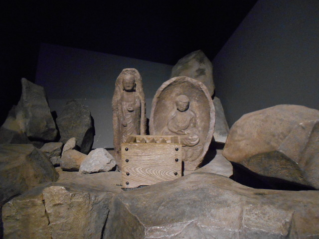 元箱根石仏群