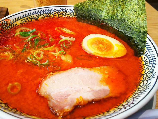 真っ赤なスープの赤豚骨ラーメン_丸源ラーメン 長沼店