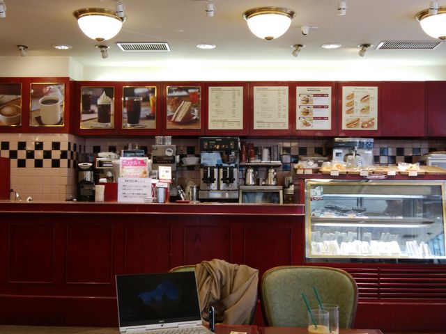 広いカウンターです。気持ちがよいです。_カフェ・ベローチェ 水道橋店