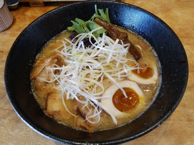 見た目はとても美味しそうなラーメンです。_俺の創作らぁめん・極や