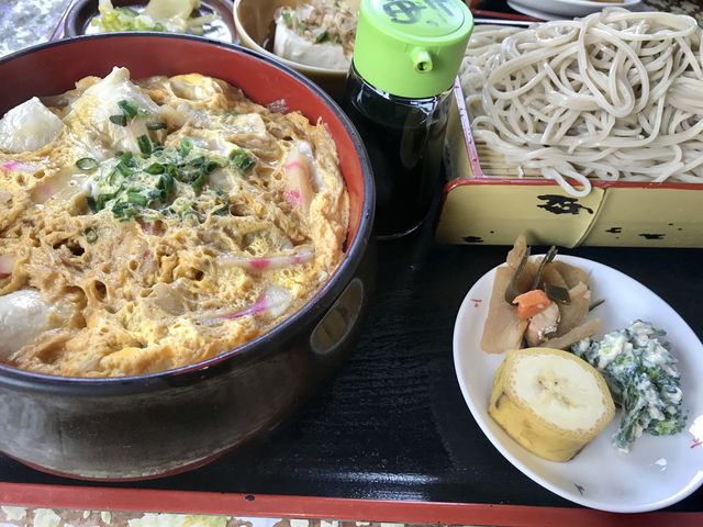 親子丼定食、お蕎麦かうどん選べます。_やまなか