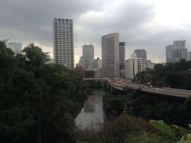 お堀のすぐ先は 赤坂の繁華街_喰違見附跡