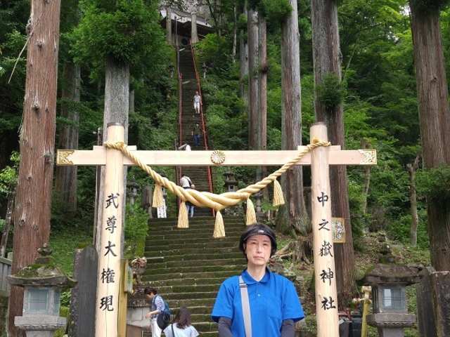 登り始めるまで少々覚悟を必要とする拝殿までの石段_中之嶽神社