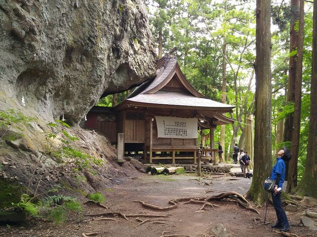 拝殿は轟岩の下の祠の中に建っていて、側方から眺めるとその造りが良く分かる_中之嶽神社