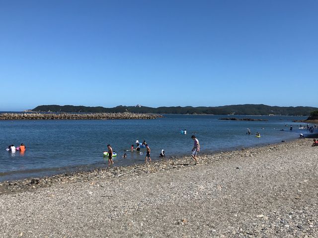 午後(3時ごろ)の風景。
写真右の方に木陰があります。_安楽島海水浴場