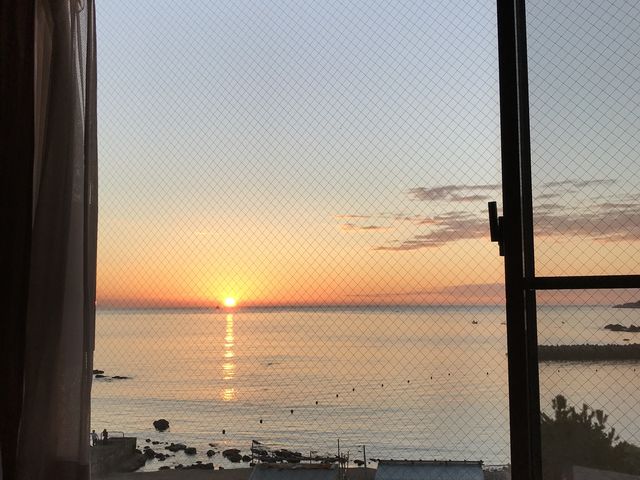 海岸は東を向いているため、水平線からの日の出見られます(安楽島海水浴場が目の前にある旅館より撮影)_安楽島海水浴場