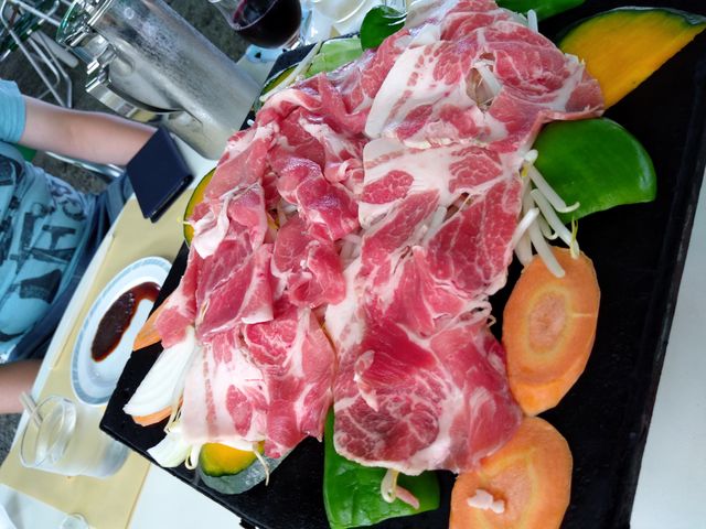 お肉は溶岩石の鉄板に直接乗せるのではなく、お野菜の上に乗せて蒸し焼きのような感じでいただきます。_お食事とぶどう狩り 古寿園(コジュエン)