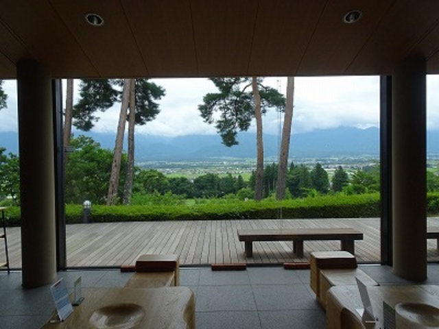 館内から安曇野風景_北アルプス展望美術館(池田町立美術館)