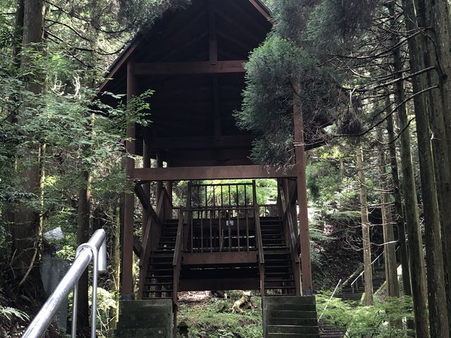 こんな高いところにこんな小屋が_日本一の石段(釈迦院御坂遊歩道)