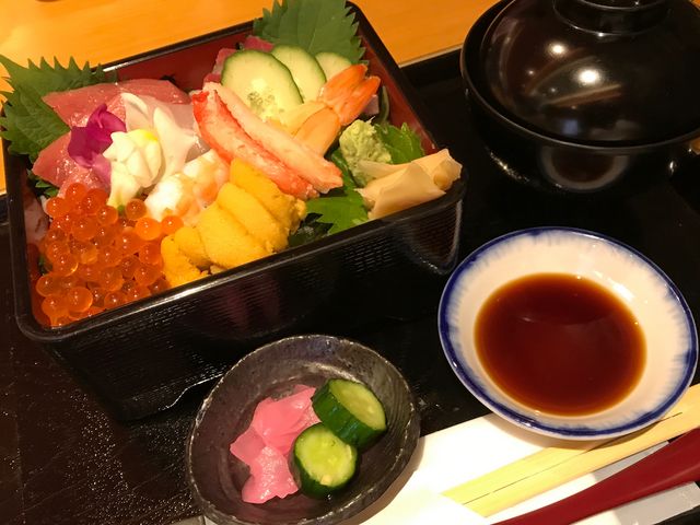 絶品の海鮮重_割烹世界