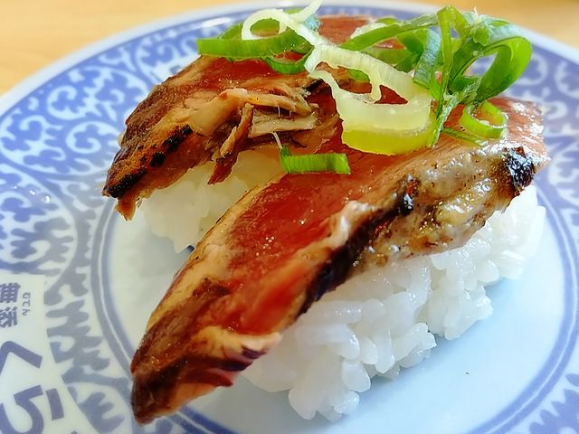 鰹のタタキにぎり_無添・くら寿司・草加谷塚店