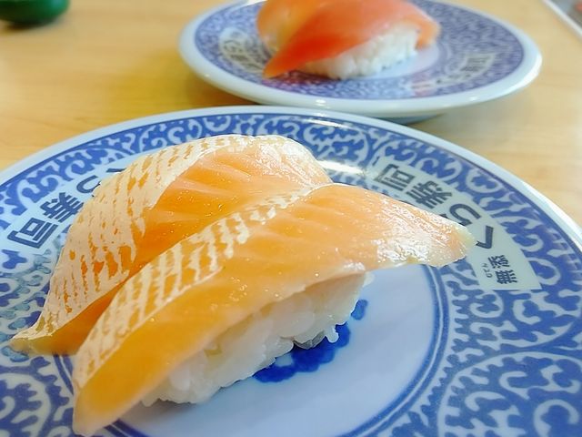 人気のサーモンにぎり_無添・くら寿司・草加谷塚店