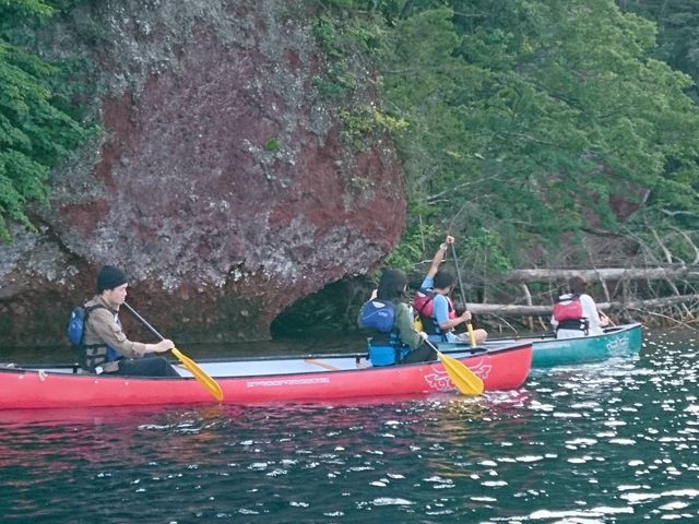赤い岩は鉄分を多く含んだ溶岩の地層_十和田湖カヌーセンター