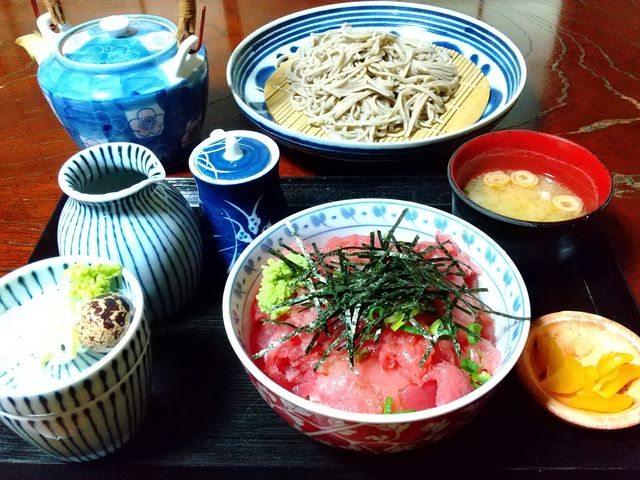 奥が単品のざるそば。手前は単品のまぐろ丼。まぐろ丼にはお漬物と味噌汁がついてきます。_十割そば 森本屋