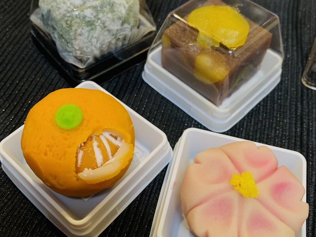 手前2つが自分で作ったもので、奥の2つがお土産でいただいたお菓子です。_中原松月堂