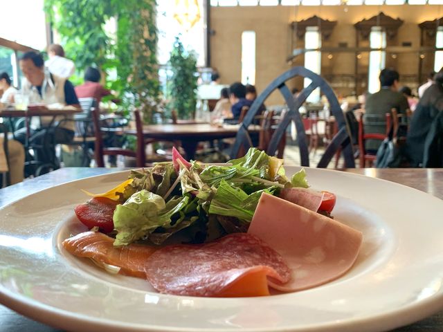 【カフェ ラ・ボエム 新宿御苑】ランチセットのサラダは三種のハムがついてます_カフェ ラ・ボエム 新宿御苑