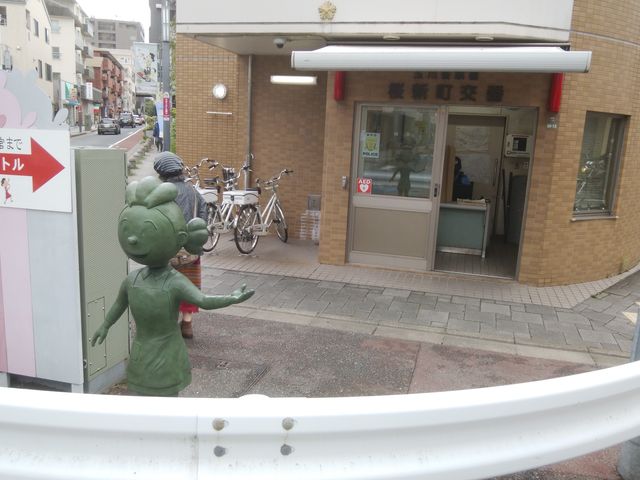 長谷川町子美術館の近くの交番前までサザエさんの銅像がありました。_東急田園都市線 桜新町駅