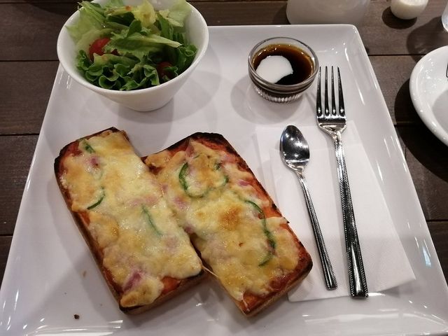 ピザトーストとサラダ、ミニコーヒーゼリー_古本と珈琲モジカ