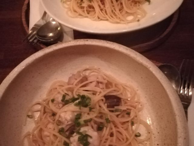 手前と奥のパスタの量の差…。とても、量が多い・ボリューム満点と投稿される量じゃないと思うが…。_塩豆