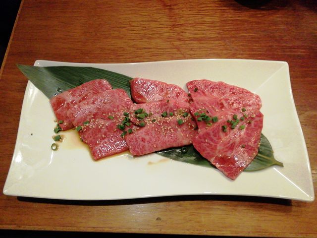 宮古牛(ロース→カルビ→ミスジ)_炭火焼肉 琉宮苑