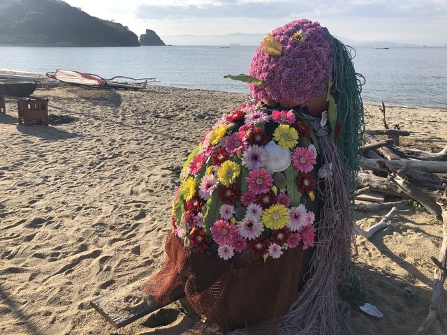 アマビエのアート作品「花ビエ」。_白石島海水浴場