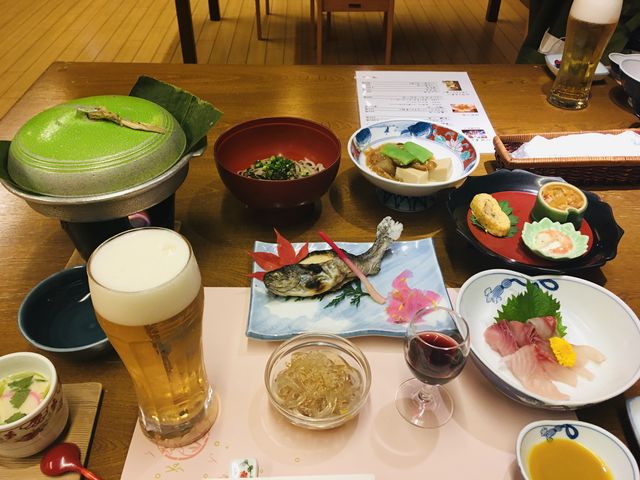 夕食。お鍋は牛肉味噌味 生ビール\600 利き酒X5 \1000_諏訪湖苑