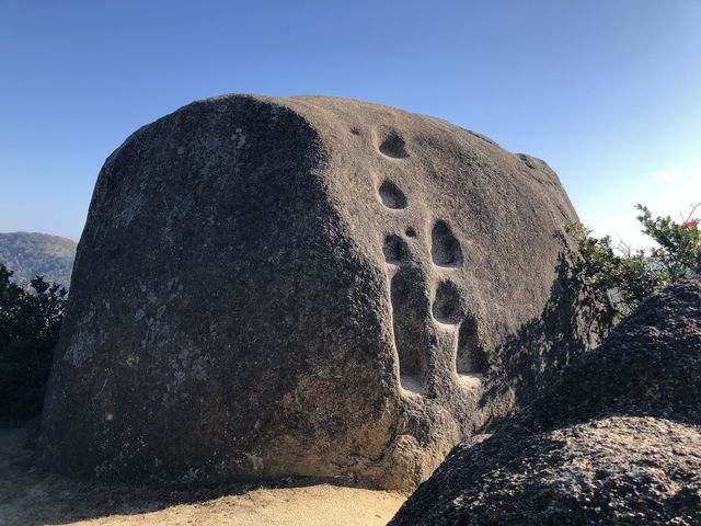 ハイキングコースにあるはと岩。_白石島(岡山県笠岡市)