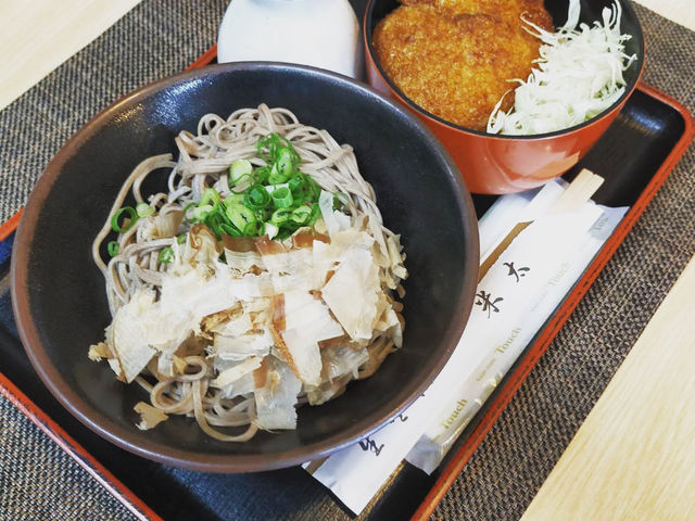 からみ蕎麦にソースカツが付いてボリューム満点でした。
大根の辛さがまあまあ辛かったです。_米太川崎店