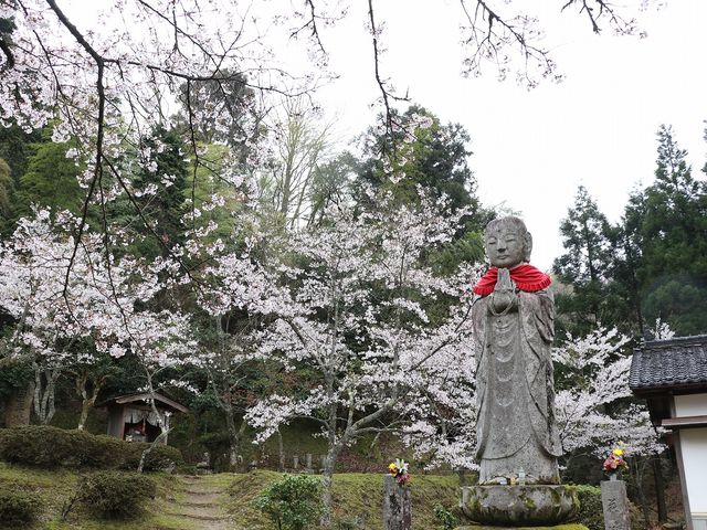 大きな石像です。_平地地蔵