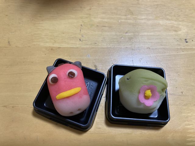 左、赤べこ
右、うぐいす_菓子処 まつもと