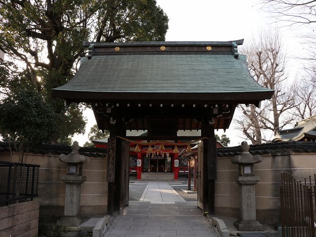 やや小ぶりの門。_呉服神社
