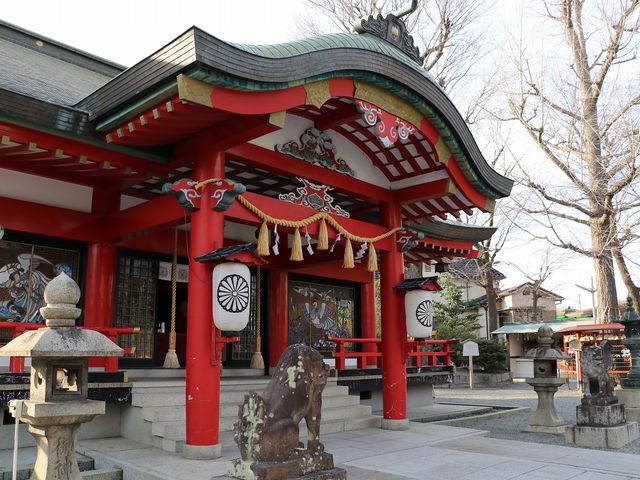 朱塗りの拝殿。_呉服神社