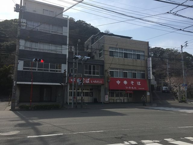 道路を挟んだ向かいに広い駐車場があります。_中華そば いのたに本店