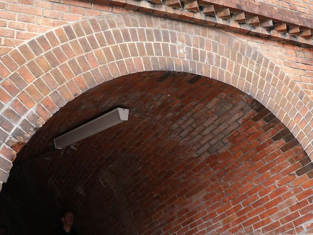 隧道の中の煉瓦がねじれていることがわかります。_京都市営地下鉄 東西線 蹴上駅