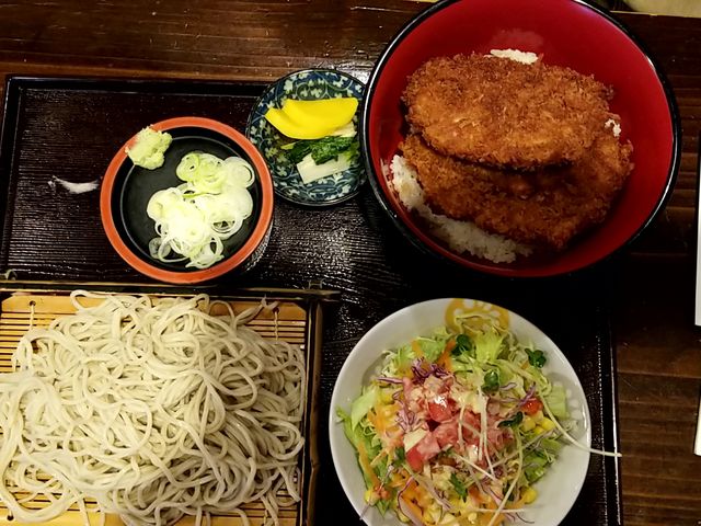 もりそば 大盛+わらじかつセット
ご当地グルメのわらじかつ2枚。特製ダレがかけてある?_大むらそば処