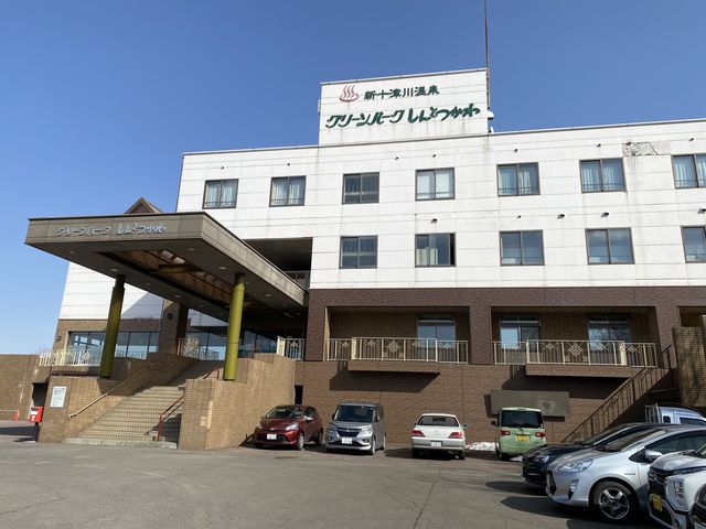 正面玄関の階段は足腰の不自由な方には負担になるかも…_ホテルグリーンパークしんとつかわ