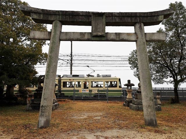 神社の前を広島電鉄が走っています。_地御前神社