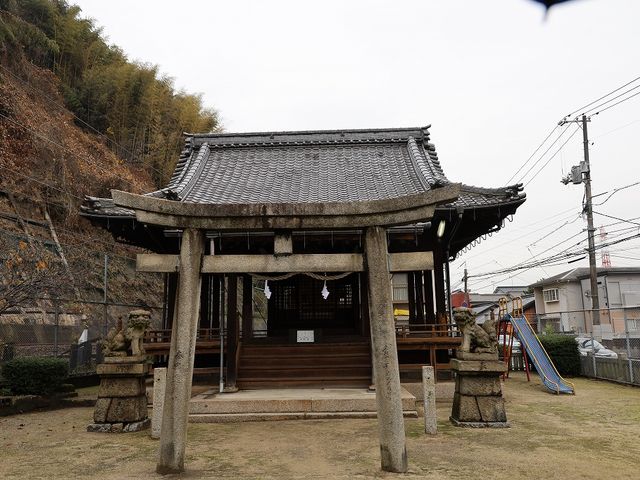 左側を山陽本線が通っています。_鷺森神社